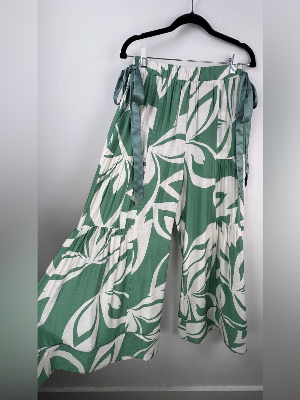 💚 3950. Wide Leg Ribbon Tie Pants - Green Leaf Print